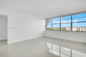 1100 Saint Charles Pl Ph5 Pembroke Pines, FL 33026 - MLS#A11878708