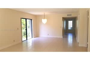 413 Lakeview Dr 104, Weston