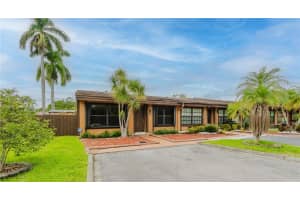 2290 Oak Ct Pembroke Pines, FL 33026 - MLS#A11879990