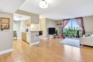 816 Nw 11th St 905, Miami