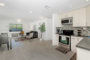 201 Columbus Pkwy B Hollywood, FL 33021 - MLS#A11881940