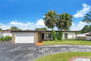 1015 W 64th St, Hialeah