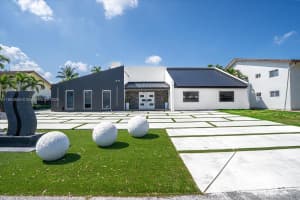 7220 N Oakmont Dr, Hialeah