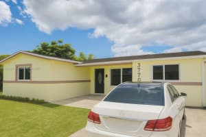 3770 Nw 8th Place, Lauderhill