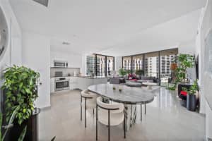68 Se 6th St 811, Miami