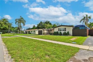 421 Sw 64th Way Pembroke Pines, FL 33023 - MLS#A11884445