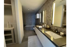 88 Sw 7 3506 Miami, FL 33131 Sold 11/13/25