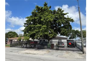 825 E 9th Ln Hialeah, FL 33010 - MLS#A11884718