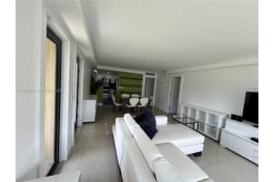 301 Golden Isles Dr 101 Hallandale Beach, FL 33009 - MLS#A11885598