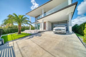 7520 W Treasure Dr, North Bay Village