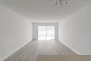 8005 Lake Dr 302 Doral, FL 33166 - MLS#A11885947