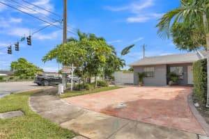 2401 Sw 102nd Ave Miami, FL 33165 - MLS#A11886310