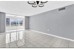 8100 Sunrise Lakes Blvd 208 Sunrise, FL 33322 - MLS#A11886650