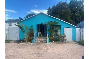390 Ne 166th St, Miami