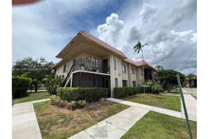 310 Lakeview Dr 201, Weston