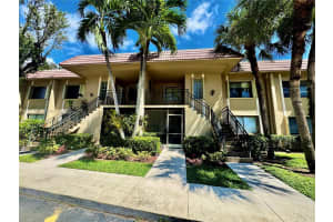 302 Lakeview Dr 203, Weston