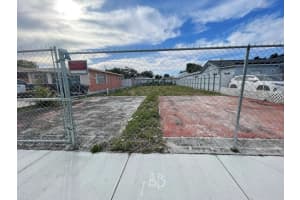 100 Nw 57th Ct Miami, FL 33126 Sold 12/10/25