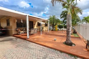 2541 W 10th Ave, Hialeah