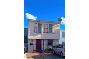 1320 W 71st St, Hialeah