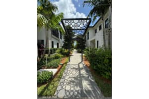 8283 Nw 47th Ln, Doral