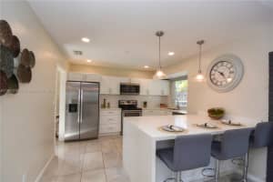 609 S Crescent Dr, Hollywood