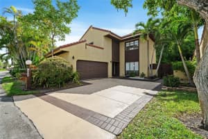 1010 Ne 204th Ter, Miami