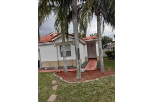 32 Gables Blvd, Weston
