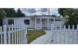 712 Hialeah Dr, Hialeah