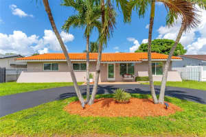 10121 Sw 4th St, Miami