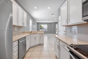 1240 Eucalyptus Dr 1 Hollywood, FL 33021 - MLS#A11893531