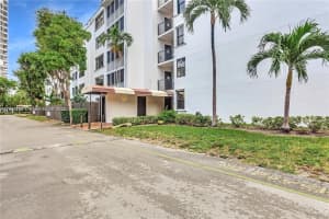 3440 Ne 192nd St 2j-a, Aventura
