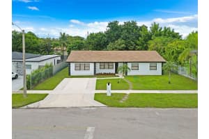 14420 Graves Dr Miami, FL 33176 - MLS#A11895458
