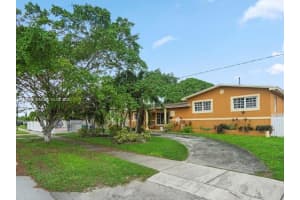 811 Nw 196th Ter, Miami Gardens