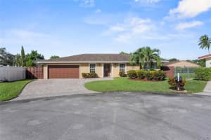 835 W Plantation Cir, Plantation
