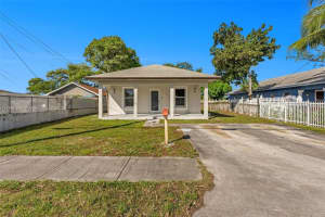 7690 Nw 17th Pl, Miami