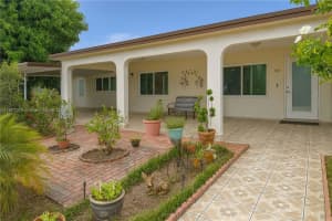 961 E 10th Pl, Hialeah
