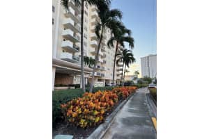 401 Se Golden Isles Dr 910 Hallandale Beach, FL 33009 - MLS#A11898380