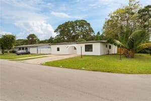 8560 Southampton Dr Miramar, FL 33025 - MLS#A11898753