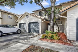 9012 Vineyard Lake Dr Plantation, FL 33324 - MLS#A11898919