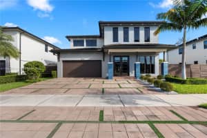 8975 Nw 161st Ter, Miami Lakes