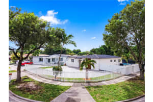 200 E 60th St, Hialeah