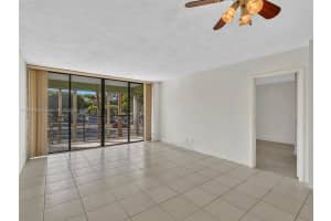 20500 W Country Club Dr 203, Aventura
