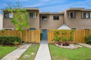 5184 S University Dr, Davie