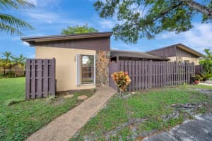 616 Briarwood Cir 1-44, Hollywood
