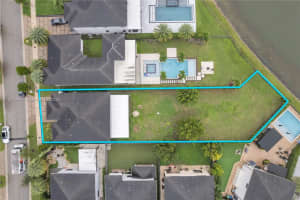 8822 Nw 161st Ter, Miami Lakes