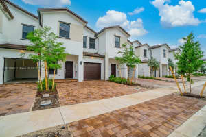 207 Sw 159 Ter Pembroke Pines, FL 33027 - MLS#A11901890