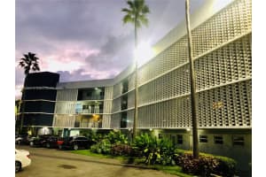 877 Ne 195th St 122, Miami