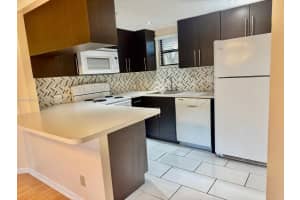 8290 Lake Dr 107 Doral, FL 33166 - MLS#A11904335