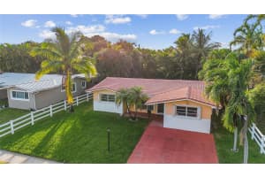 2000 N 44th Ave Hollywood, FL 33021 - MLS#A11904566