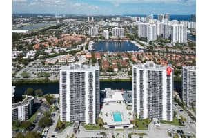 3675 N Country Club Dr 2404, Aventura